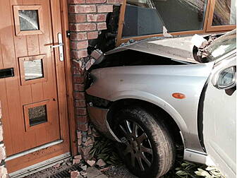 Car crashes into house in Fing...